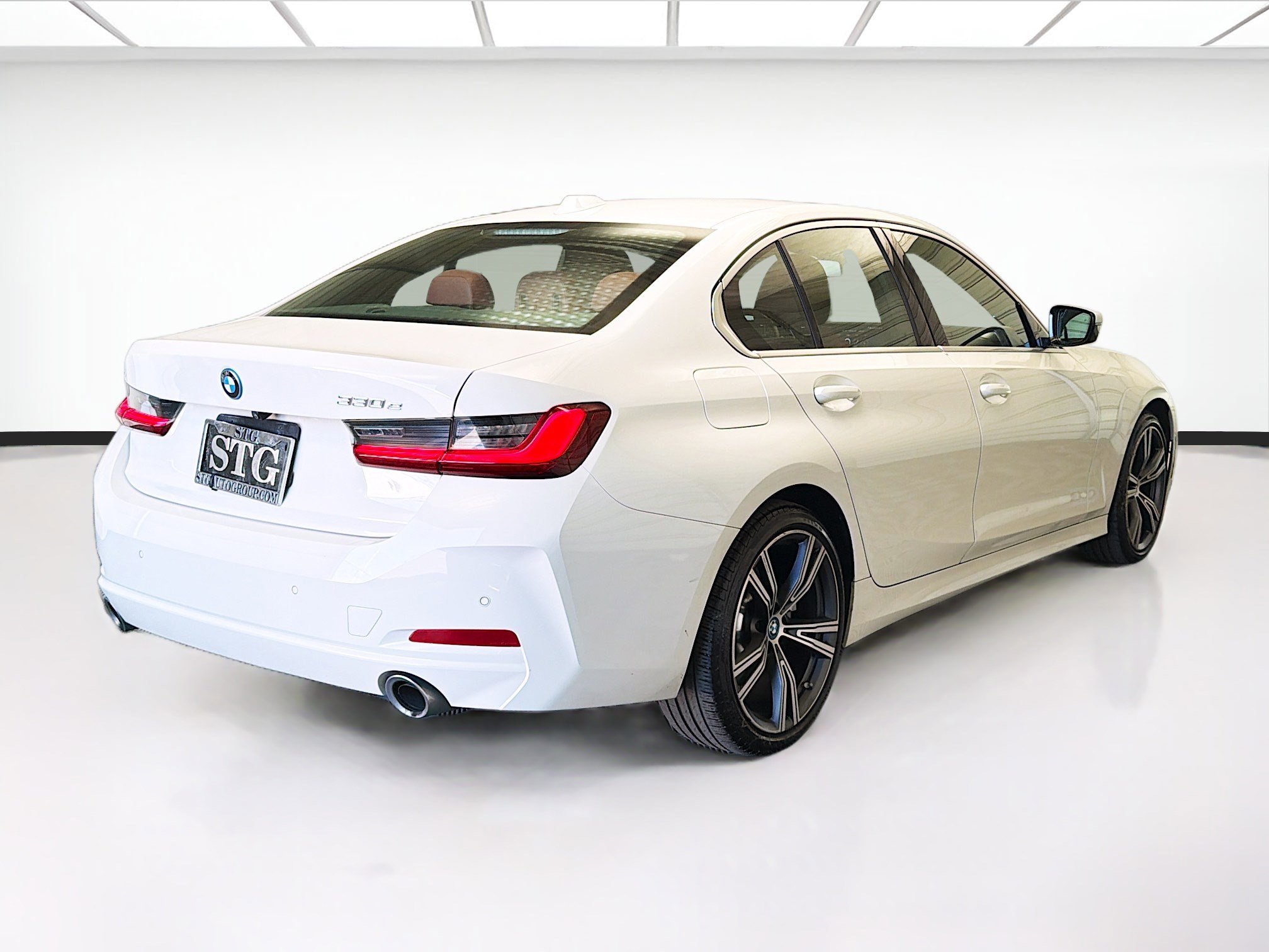 Used 2024 BMW 330e w/ Convenience Package image 4