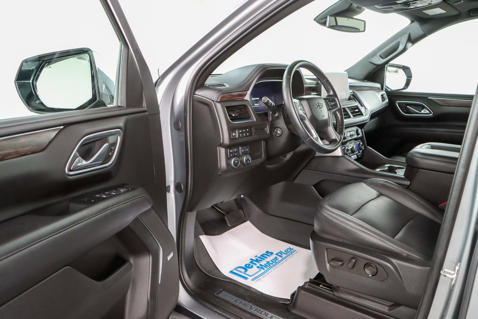 Used 2023 Chevrolet Tahoe Z71 w/ Luxury Package image 3