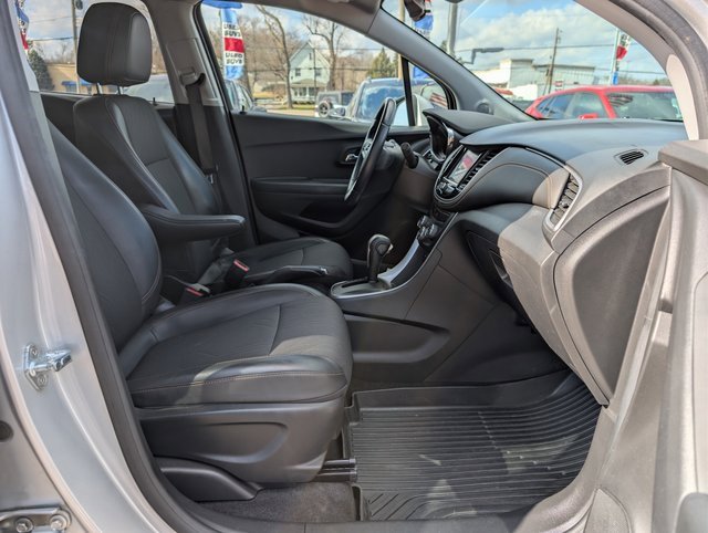 Used 2022 Chevrolet Trax LT w/ LT Convenience Package image 12