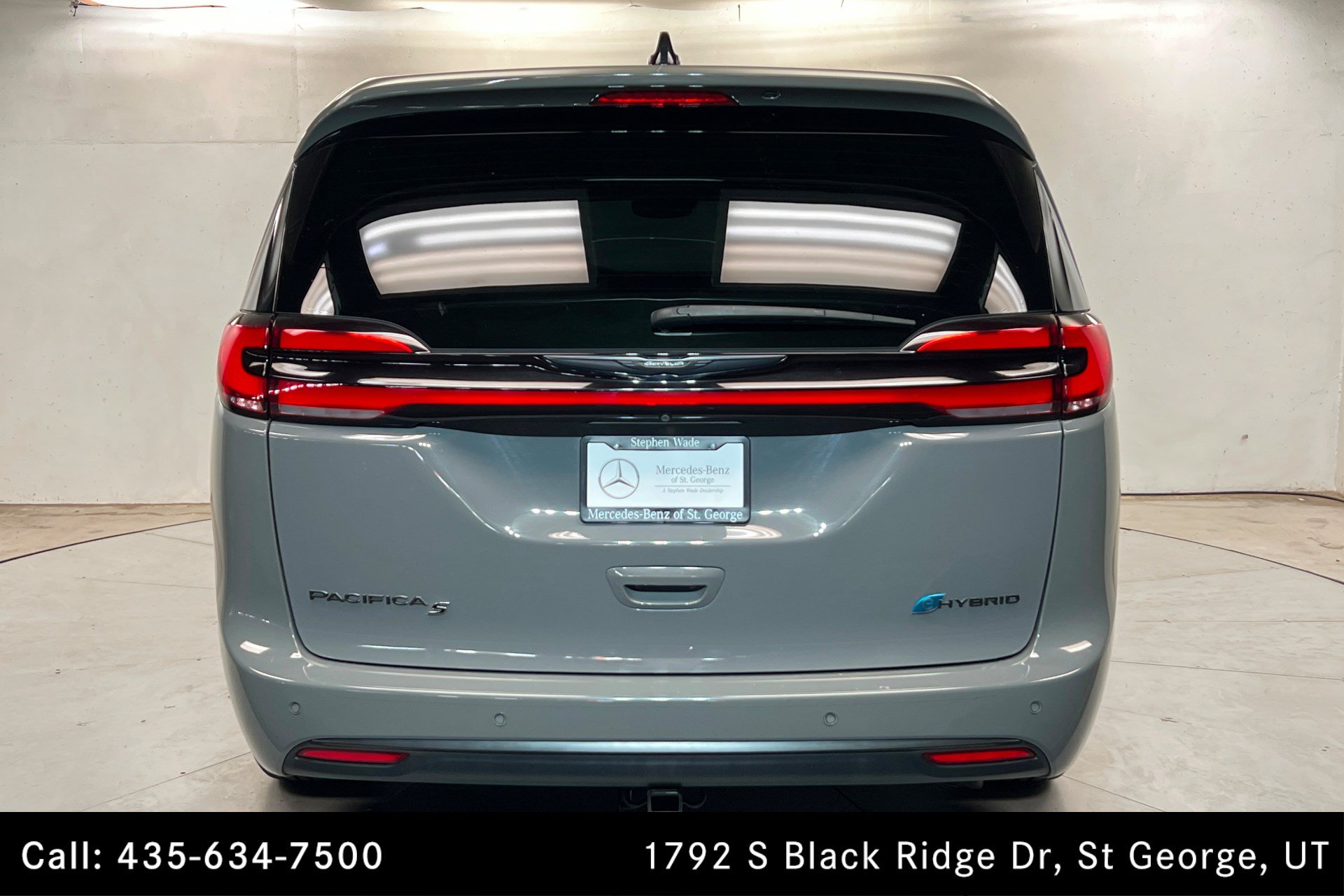 Used 2023 Chrysler Pacifica Limited w/ Uconnect Theater Family Group FWD image 4
