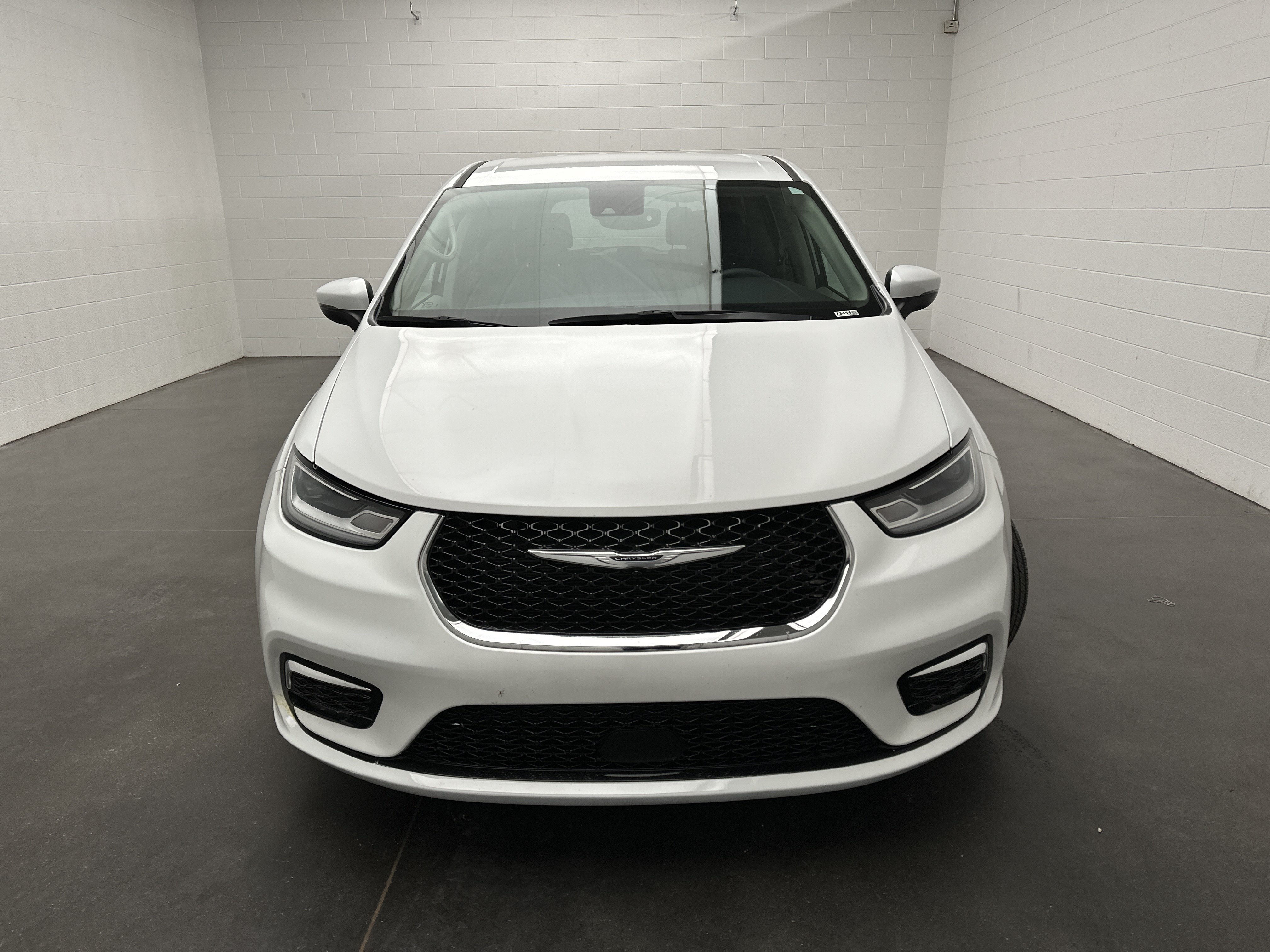 Used 2023 Chrysler Pacifica Touring-L FWD image 3