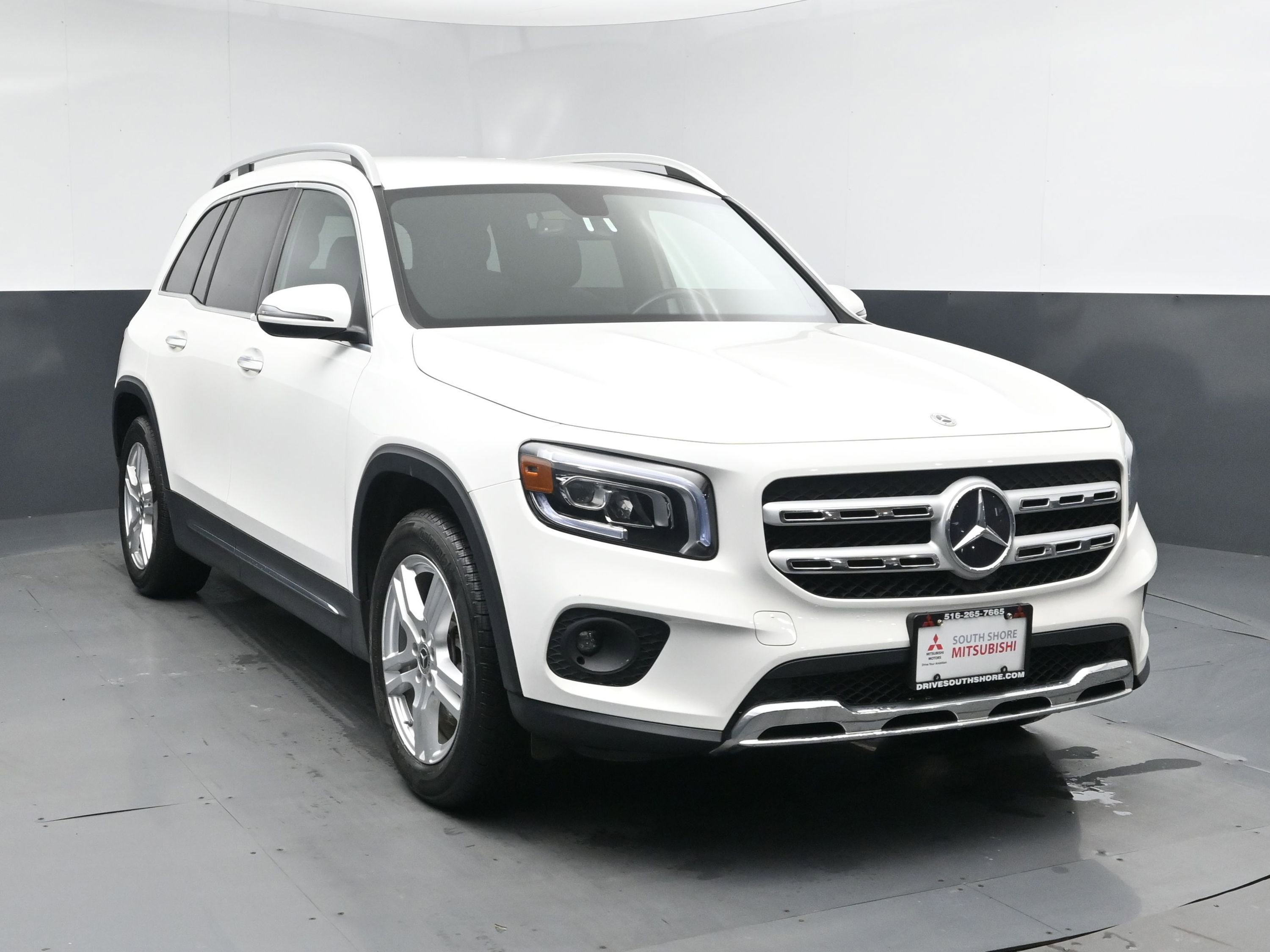 Used 2021 Mercedes-Benz GLB 250 4MATIC w/ Premium Package image 2