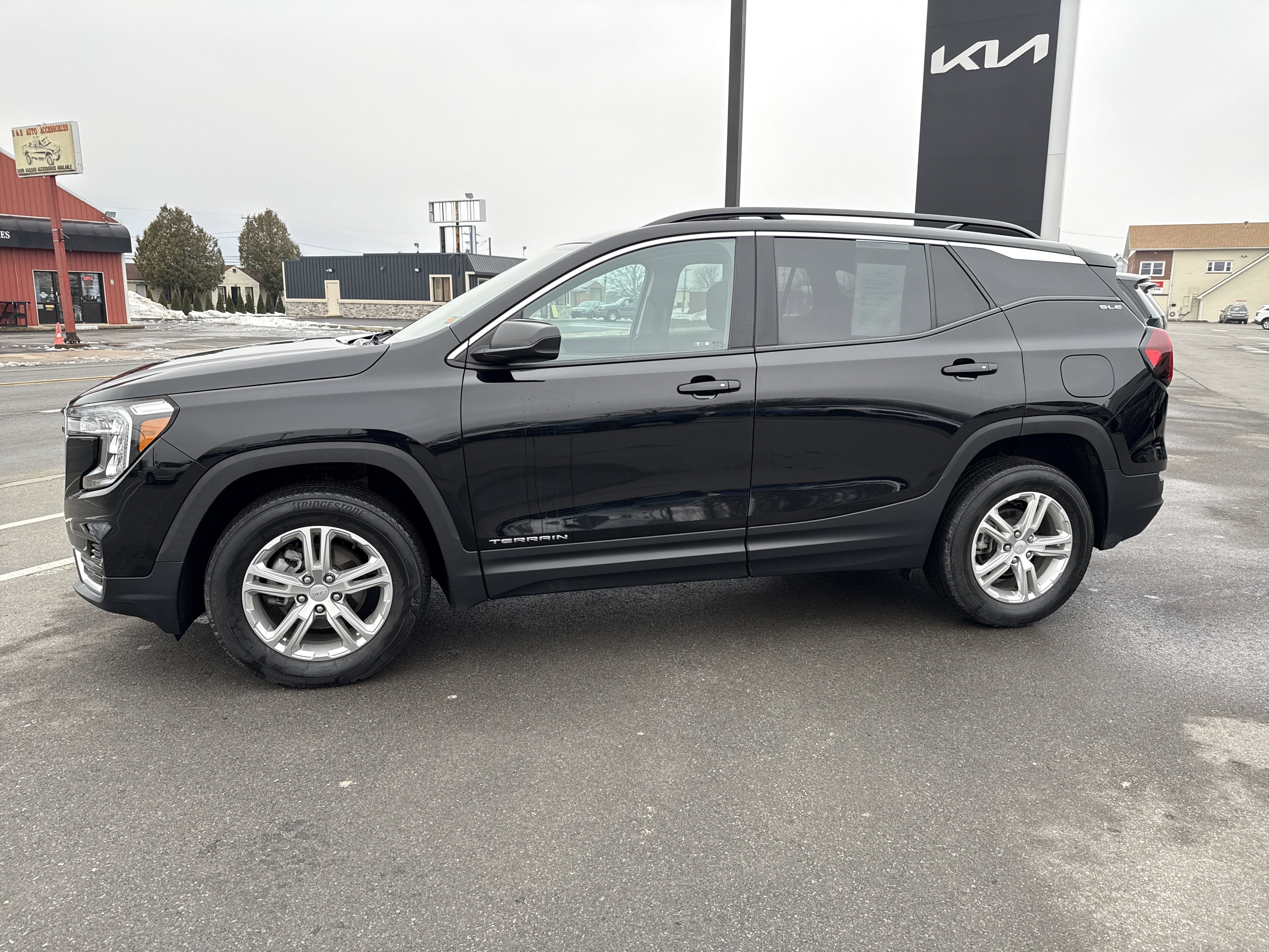 Used 2022 GMC Terrain SLE w/ Driver Convenience Package image 7