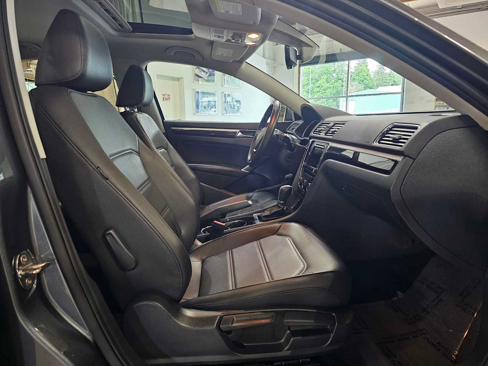 Used 2019 Volkswagen Passat 2.0T SE R-Line FWD image 10