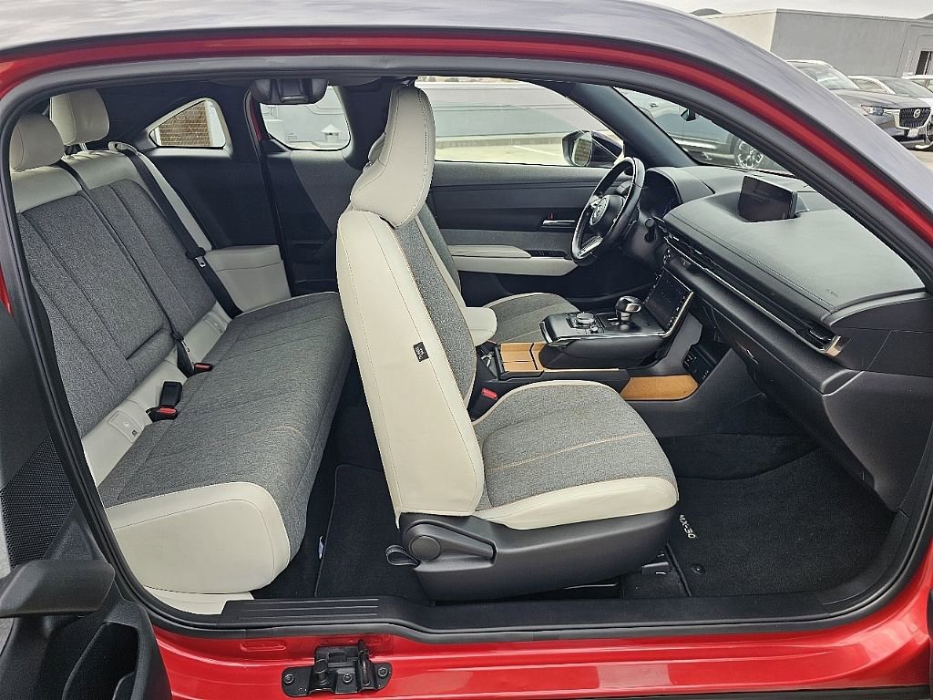 Certified 2022 MAZDA MX-30 Electric w/ Premium Plus Pkg FWD image 22