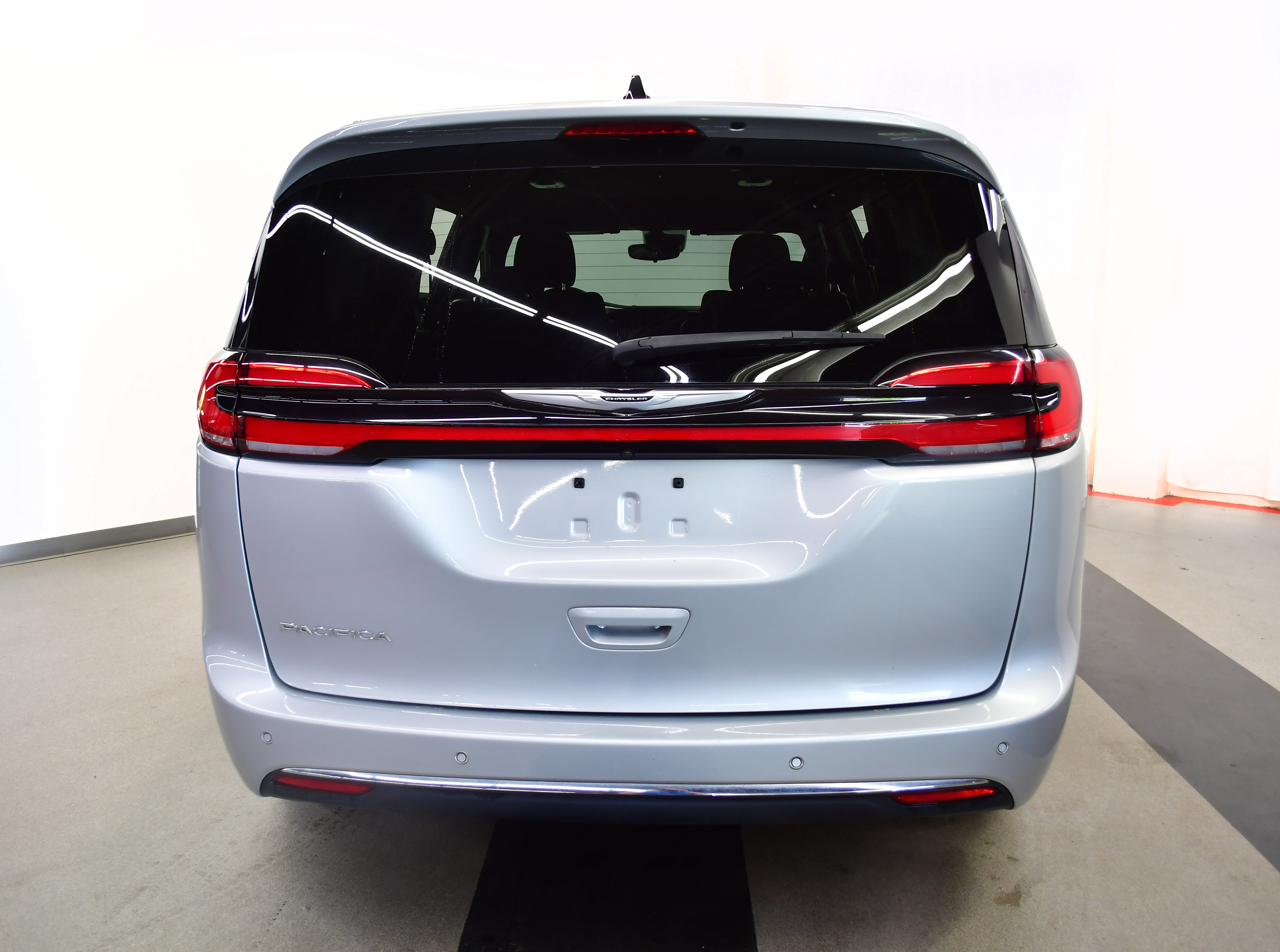 Used 2023 Chrysler Pacifica Touring FWD image 6
