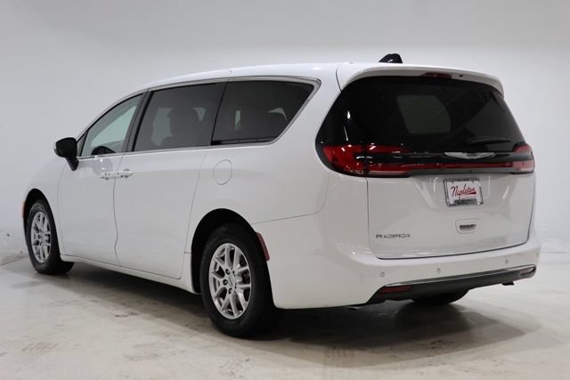 Used 2023 Chrysler Pacifica Touring-L FWD image 6