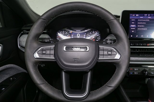 Used 2025 Jeep Compass Latitude image 28