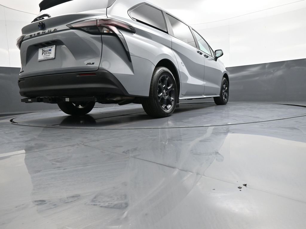 Used 2025 Toyota Sienna XLE Woodland Edition AWD/4WD image 32