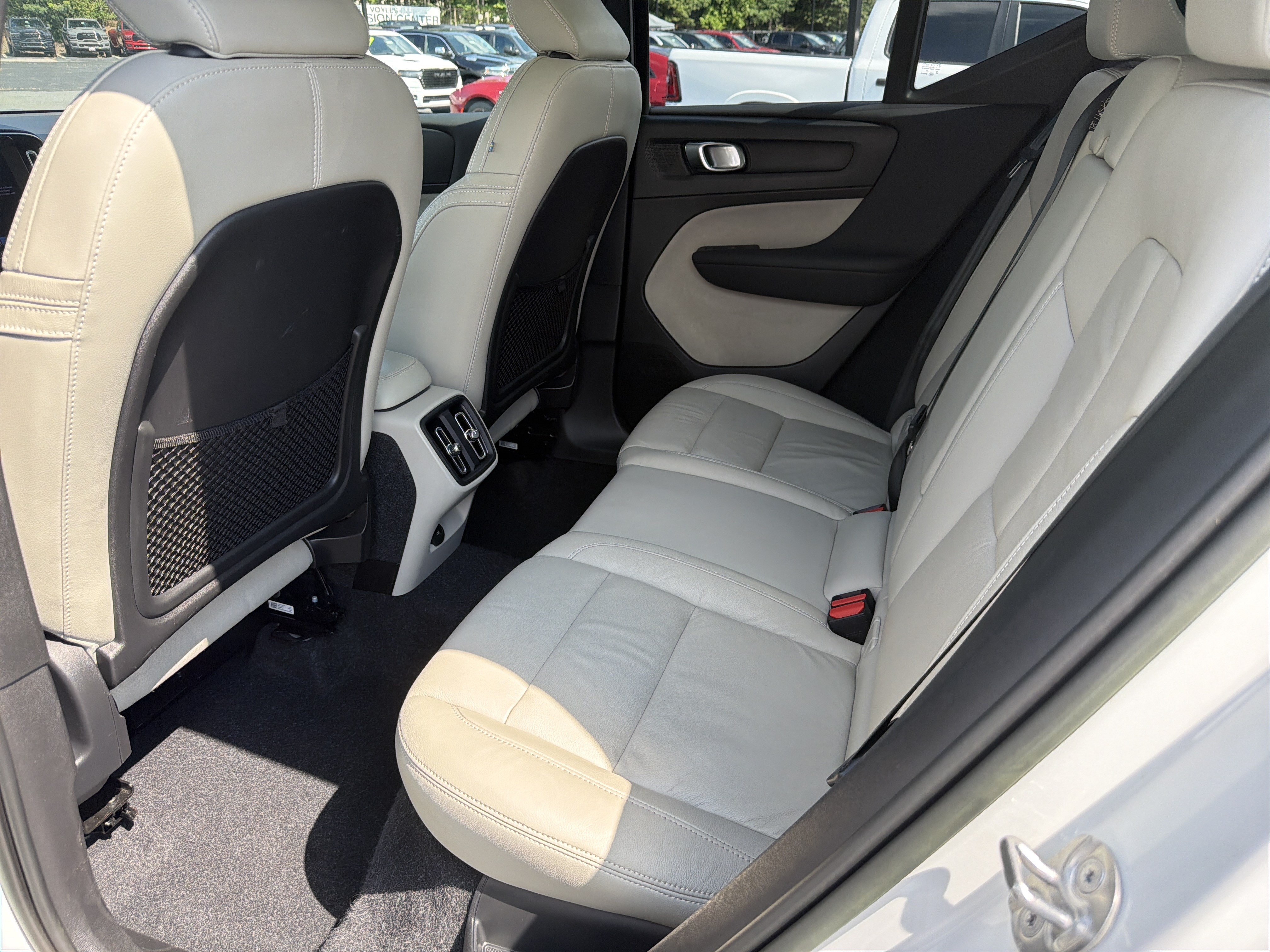 Used 2023 Volvo XC40 B4 Ultimate FWD image 26