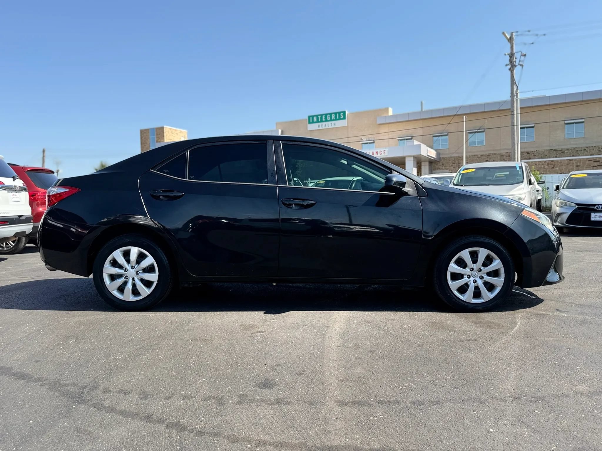 Used 2016 Toyota Corolla LE FWD image 2