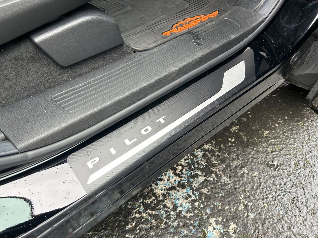 Used 2025 Honda Pilot TrailSport image 39