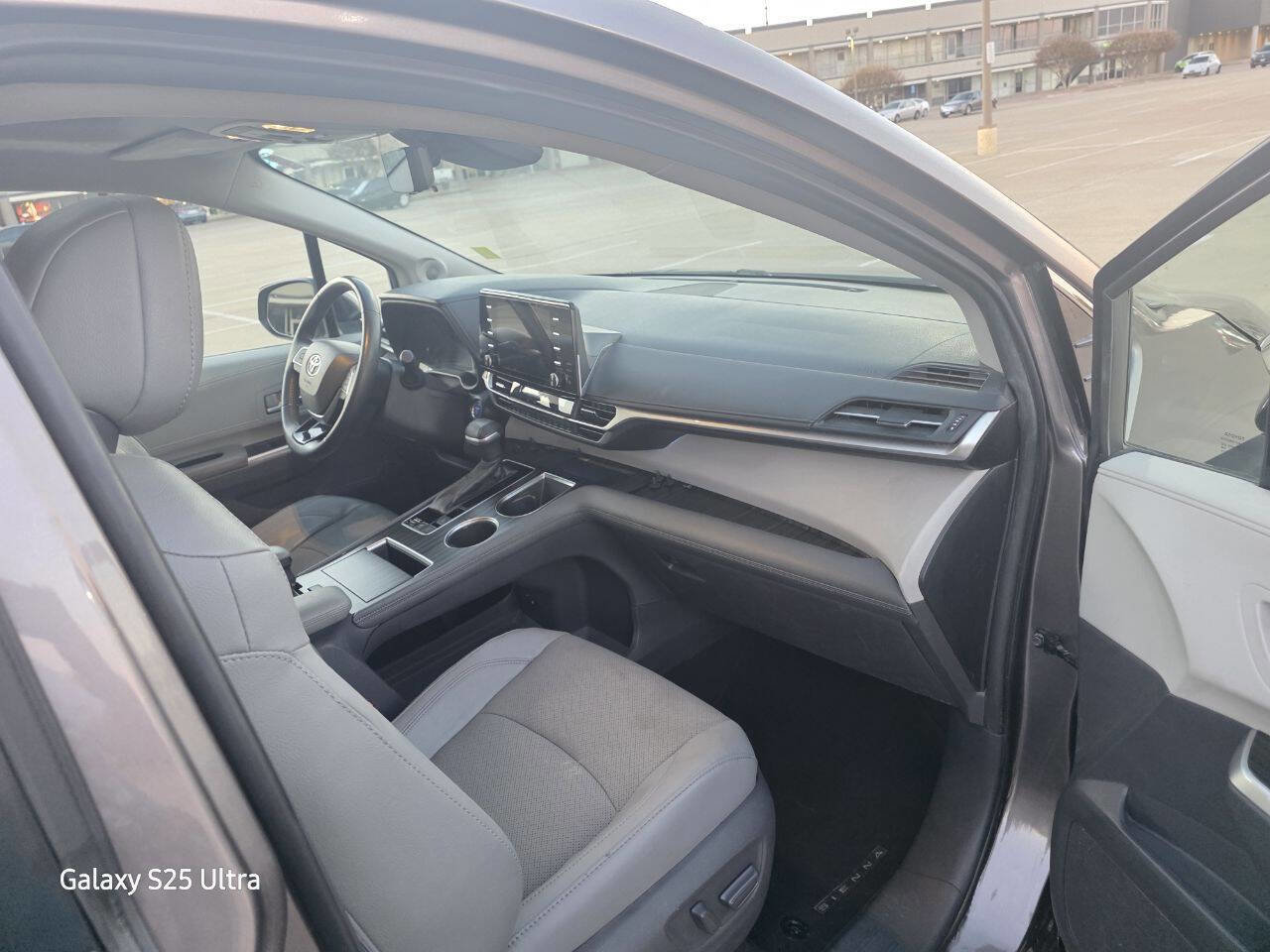 Used 2021 Toyota Sienna Limited FWD image 17