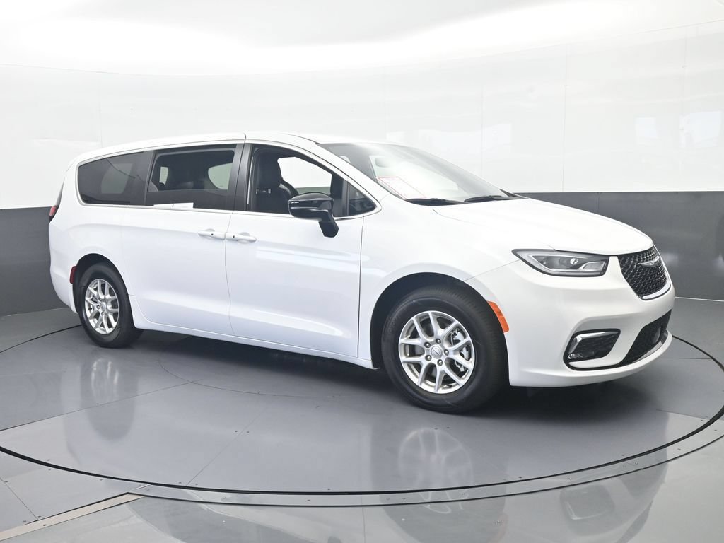 Used 2025 Chrysler Pacifica Select FWD image 8