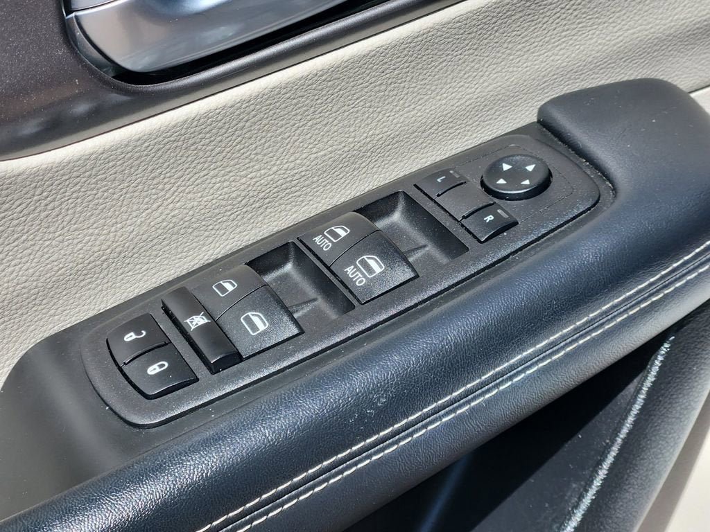 Used 2023 Chrysler Pacifica Touring-L FWD image 20