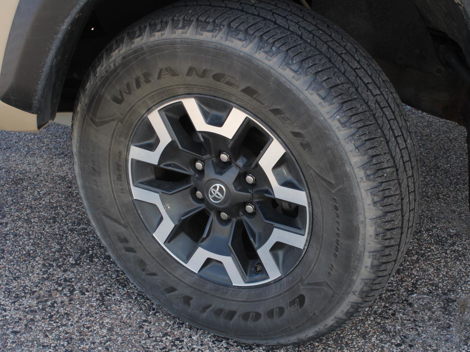 Used 2017 Toyota Tacoma TRD Off-Road w/ Tow Package (A/T) image 17