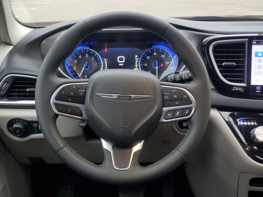 Used 2024 Chrysler Pacifica Touring-L FWD image 29