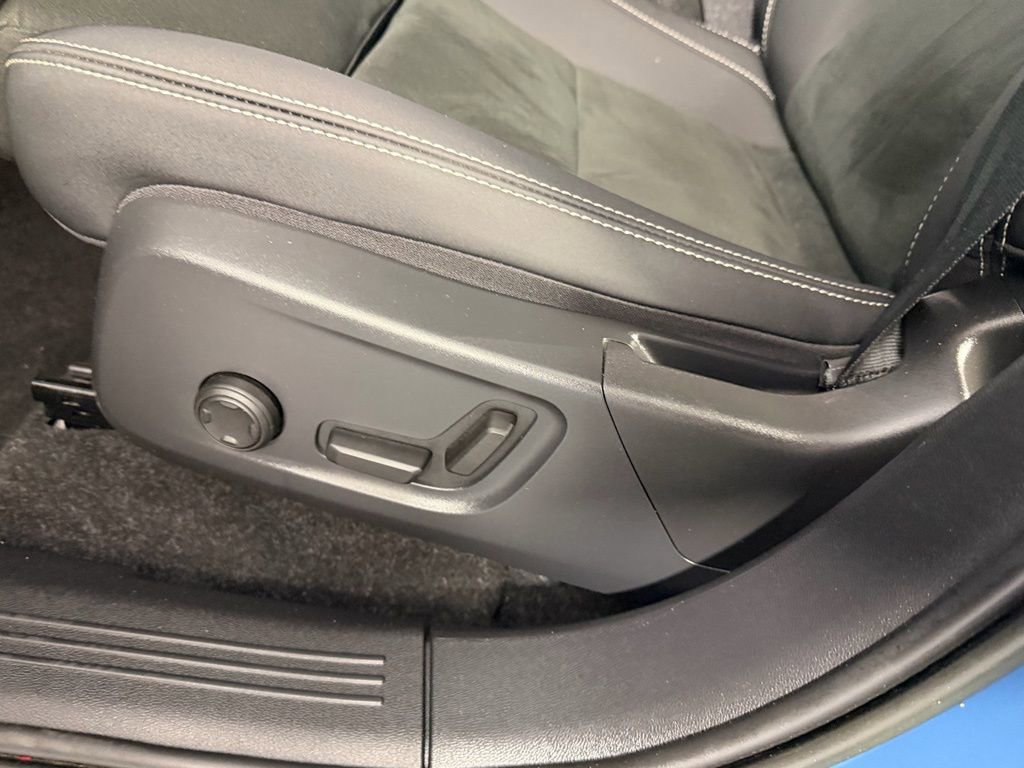 Used 2023 Volvo XC40 Recharge Plus image 22