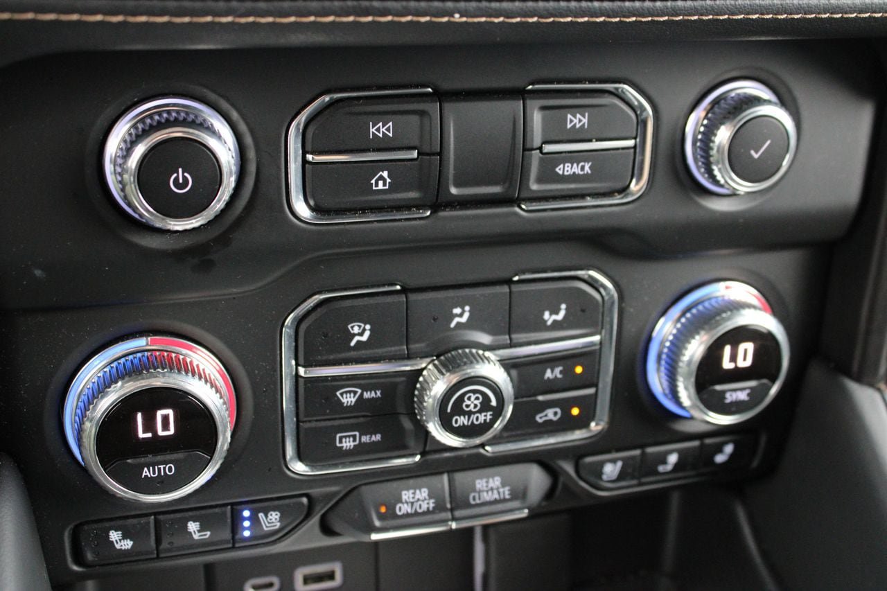 Used 2021 GMC Yukon AT4 w/ AT4 Premium Plus Package AWD/4WD image 17