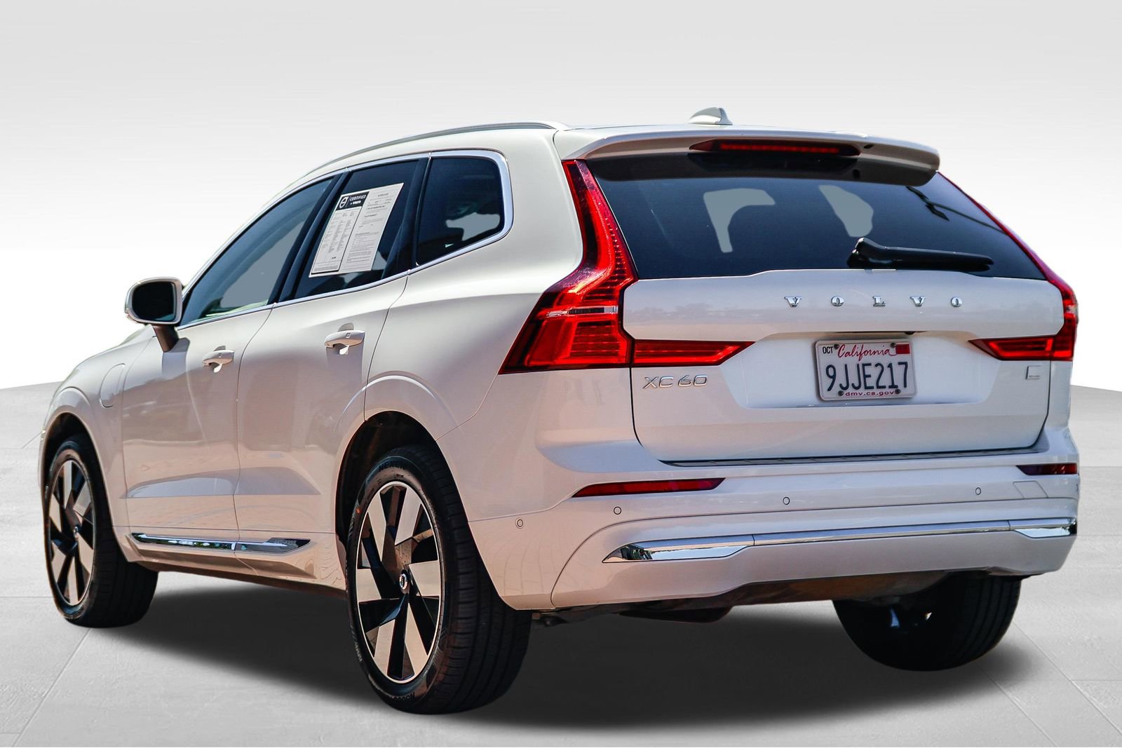 Used 2023 Volvo XC60 T8 Plus w/ Protection Package Premier AWD/4WD image 5