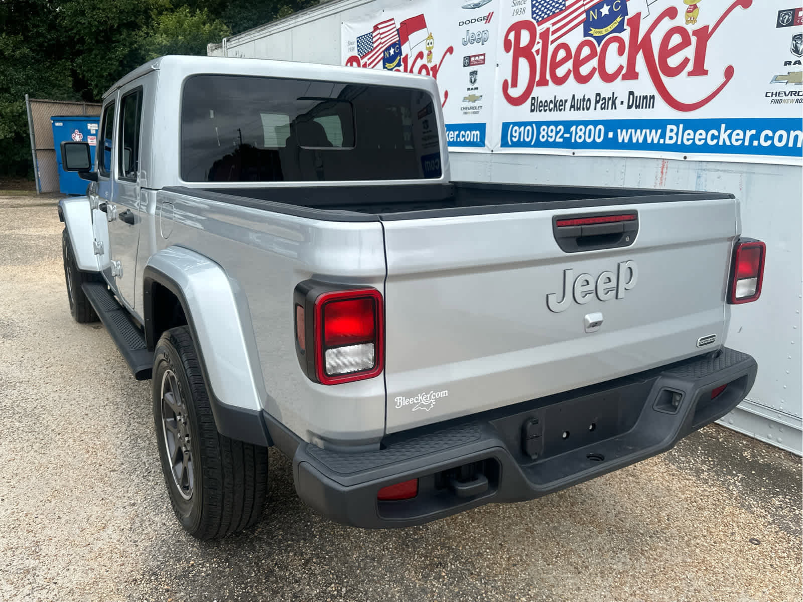 Used 2023 Jeep Gladiator Overland AWD/4WD image 8