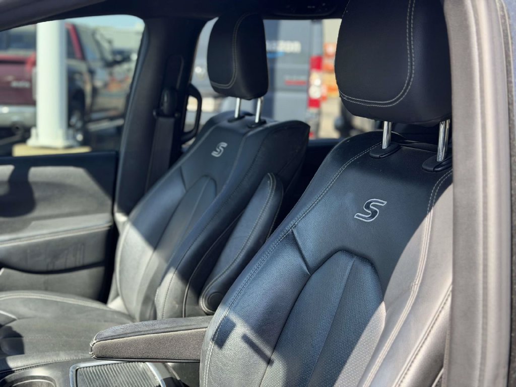 Used 2018 Chrysler Pacifica Touring-L Plus w/ Advanced Safetytec Group FWD image 24