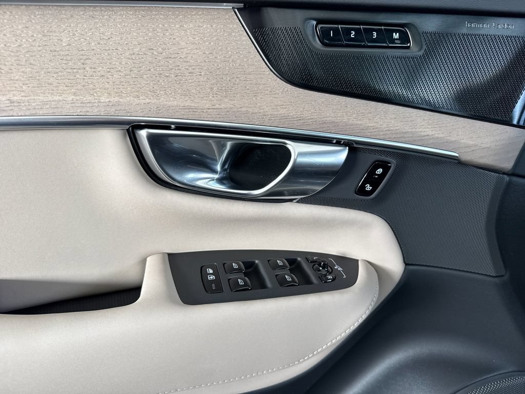New 2026 Volvo XC90 B6 Plus w/ Protection Package Premier AWD/4WD image 10