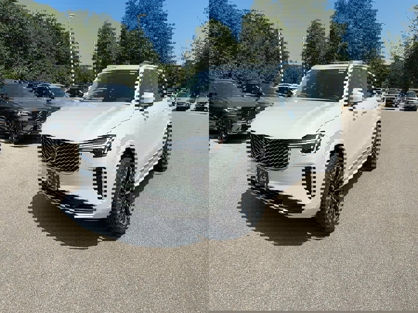 Used 2025 Volvo XC90 B6 Core w/ Climate Package image 2