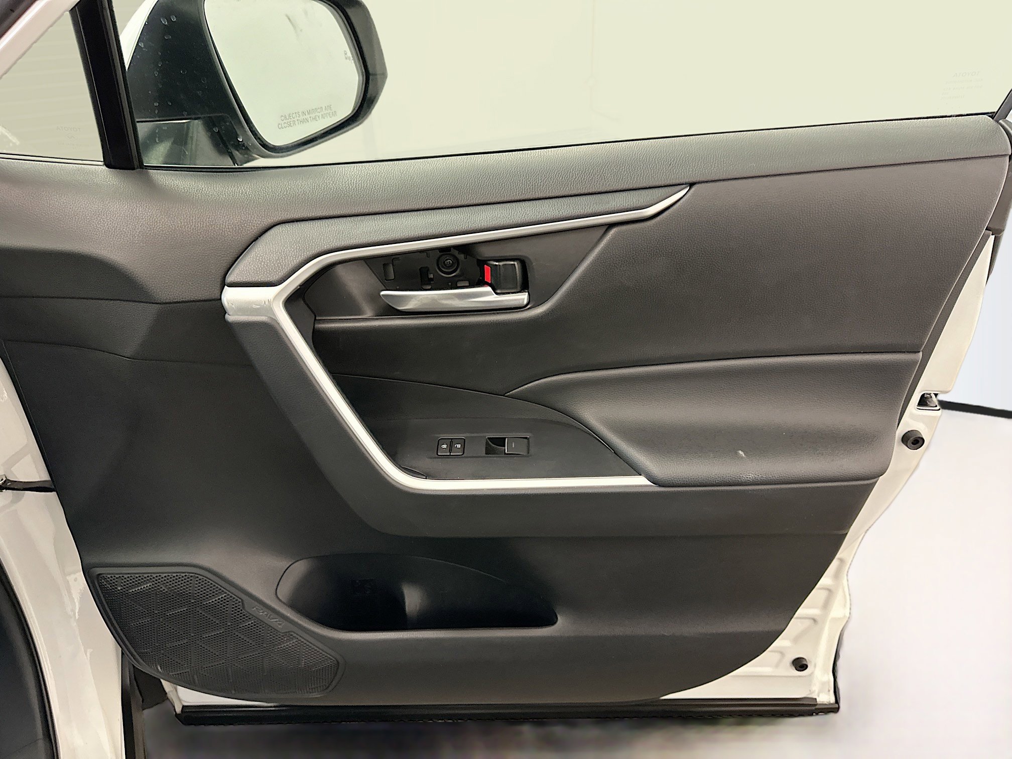 Used 2025 Toyota RAV4 XLE image 33