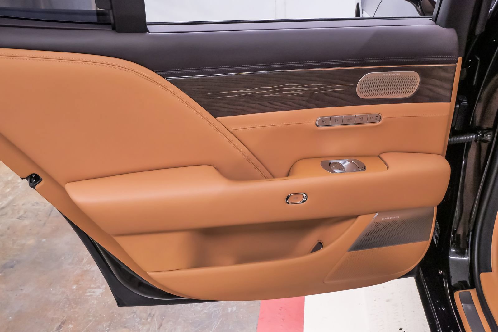 Certified 2025 Genesis G90 3.5T image 29