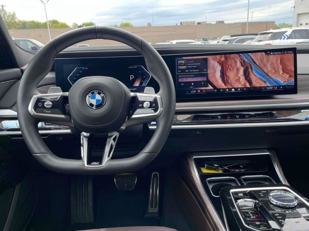 Used 2025 BMW 740i xDrive w/ Premium Package AWD/4WD image 2