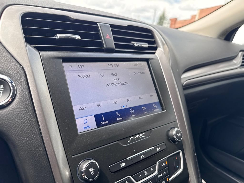 Used 2020 Ford Fusion SE FWD image 19
