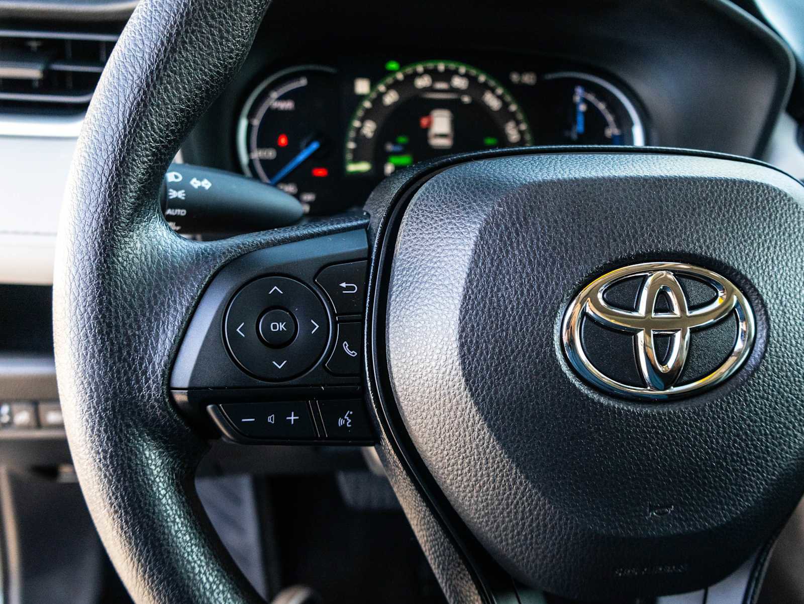 Used 2025 Toyota RAV4 XLE w/ Convenience Package image 32