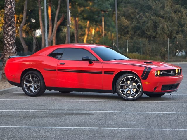 Used 2016 Dodge Challenger SXT w/ Driver Convenience Group RWD image 4