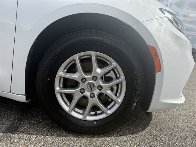 Used 2024 Chrysler Pacifica Touring-L FWD image 10