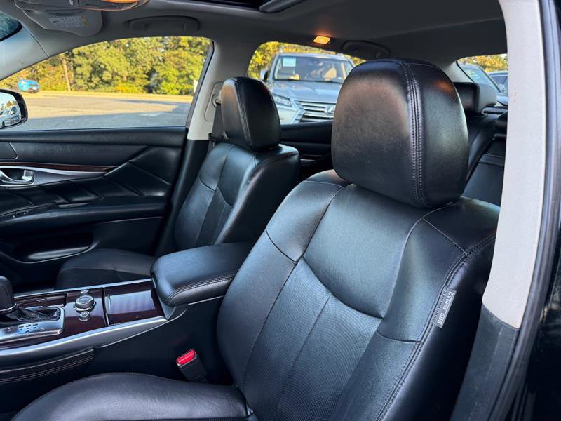 Used 2019 INFINITI Q70 Luxe image 27