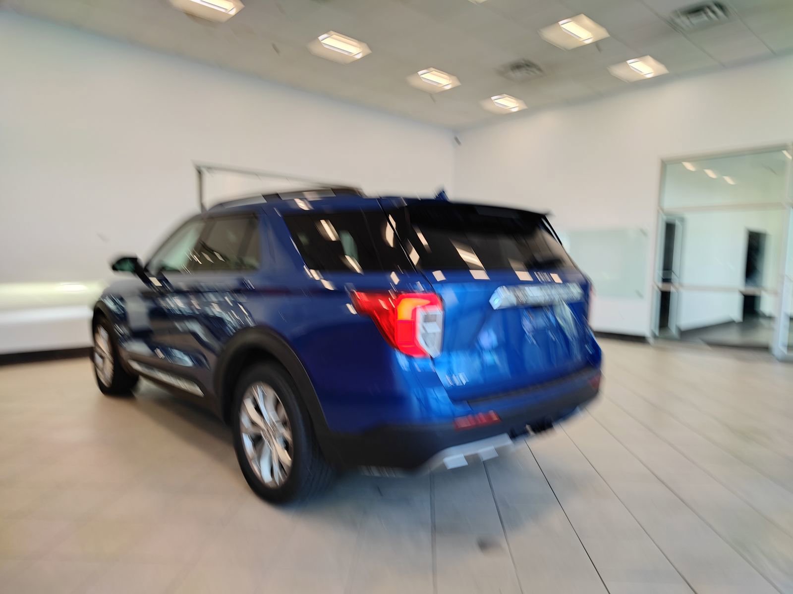 Used 2020 Ford Explorer XLT w/ Equipment Group 202A image 5