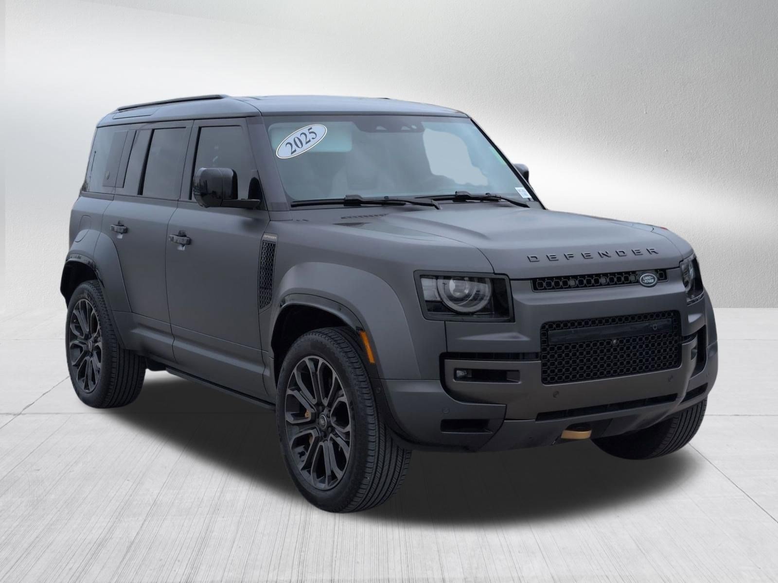 Used 2025 Land Rover Defender 110 image 7