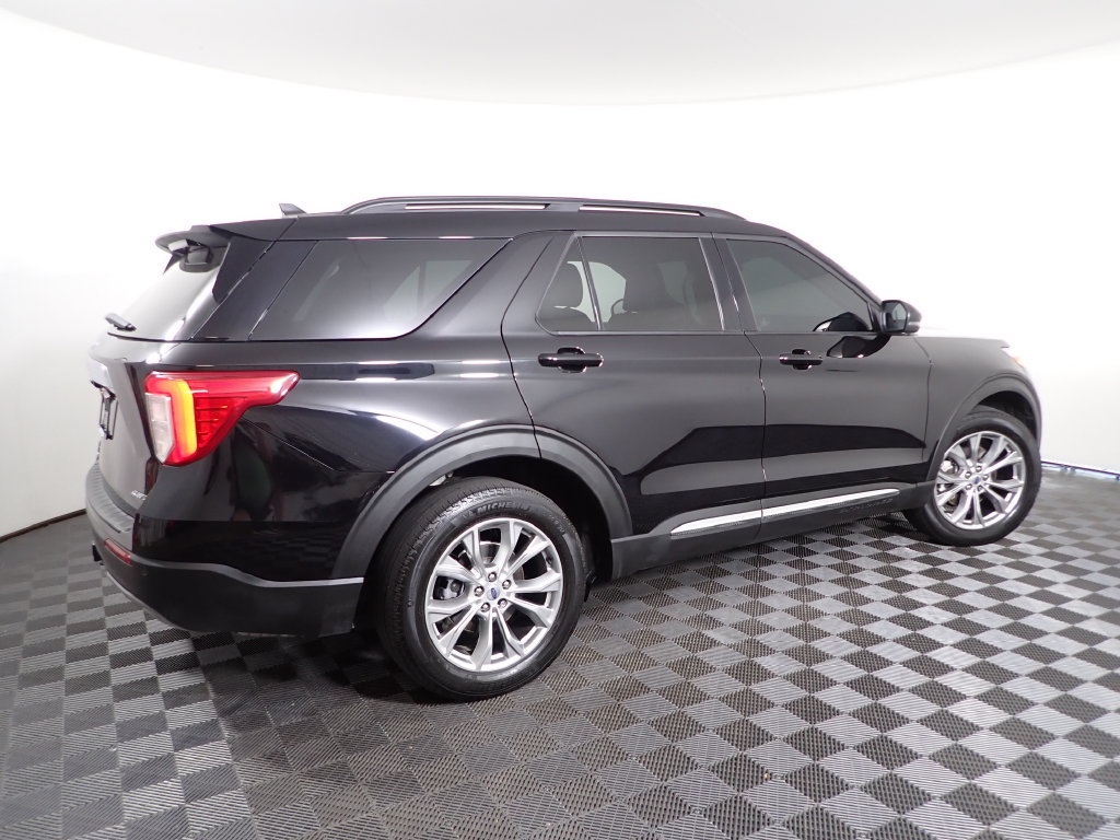 Used 2024 Ford Explorer XLT w/ Equipment Group 202A AWD/4WD image 19
