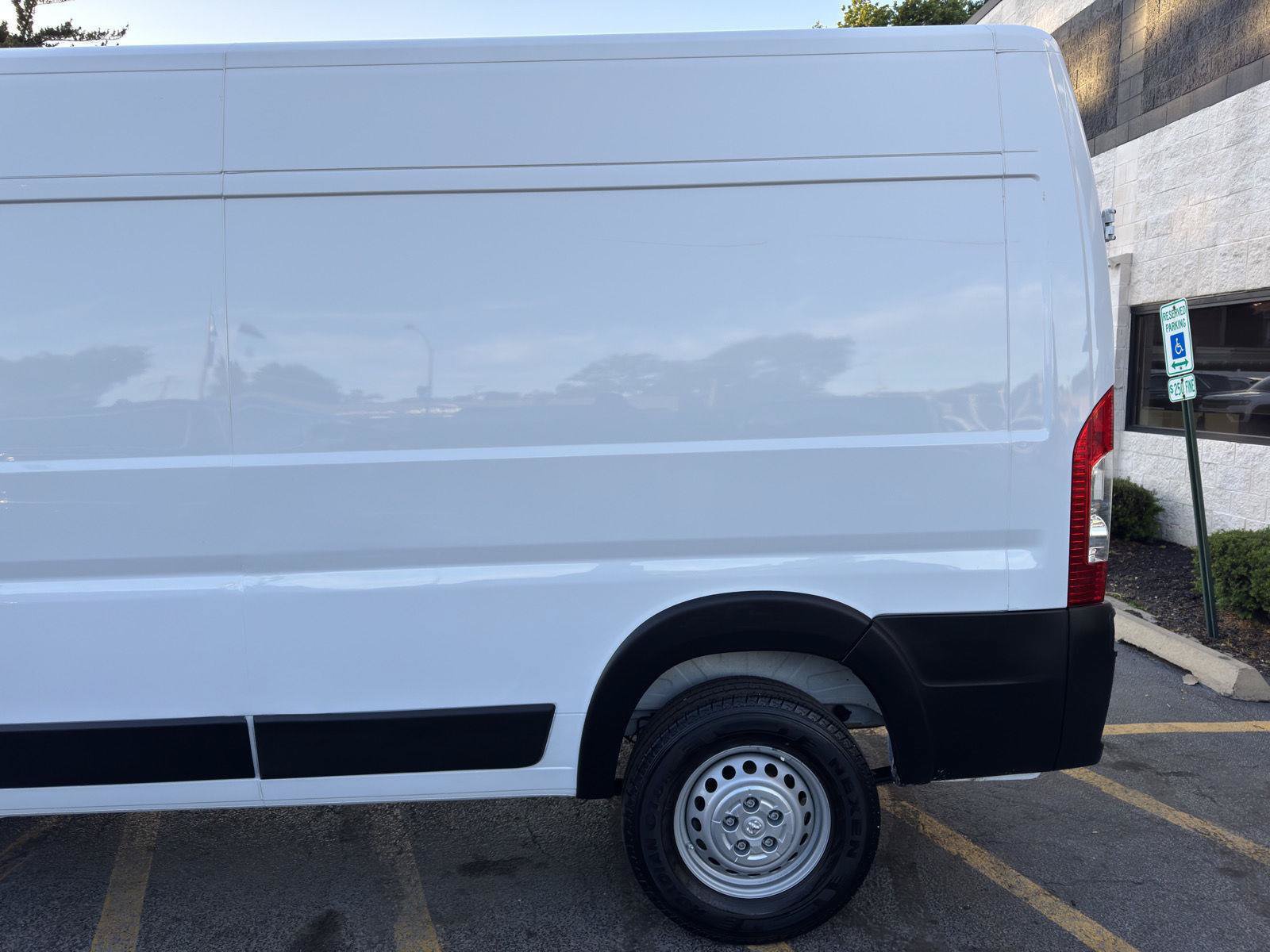 Used 2025 RAM ProMaster 2500 w/ Convenience Group FWD image 3