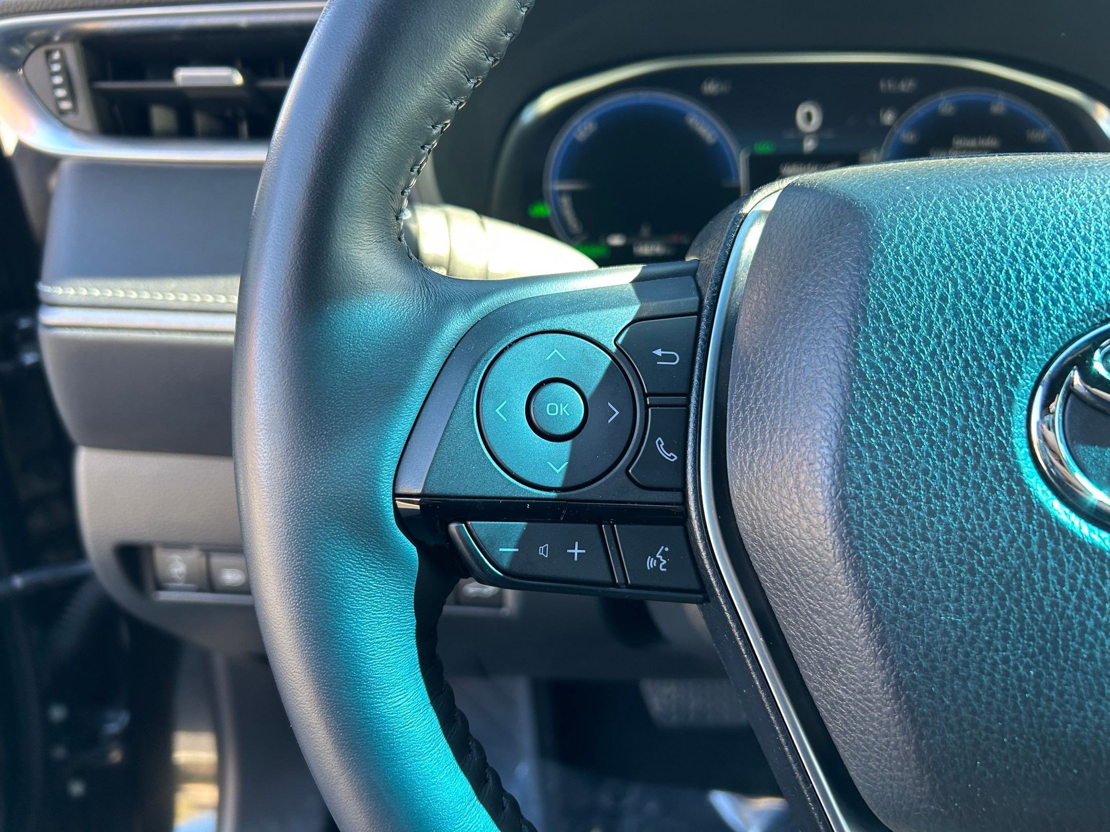 Used 2024 Toyota Venza Limited image 14