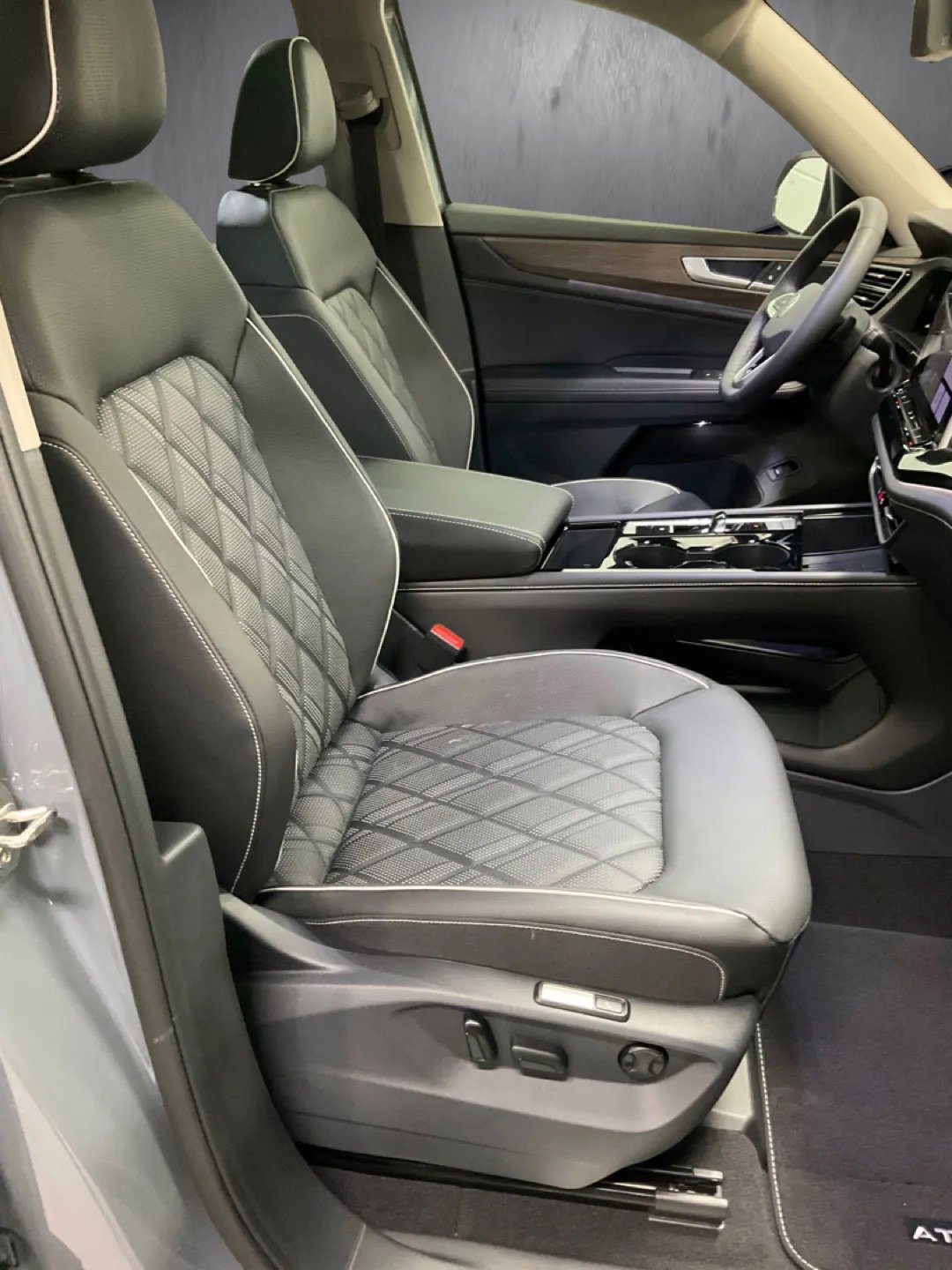 New 2026 Volkswagen Atlas SEL Premium R-Line image 11