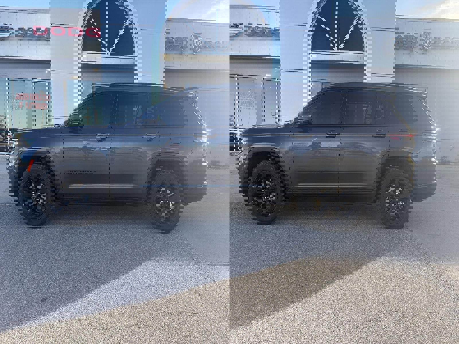 Used 2023 Jeep Grand Cherokee Limited image 1