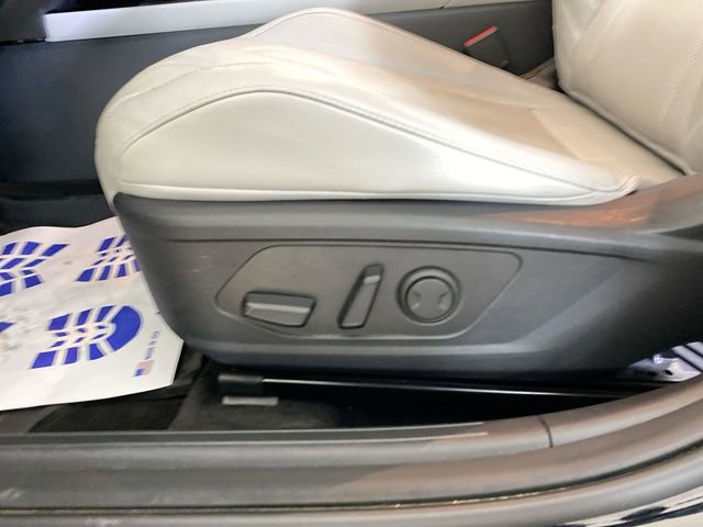 Used 2023 Hyundai Elantra Limited w/ Preferred Accessory Package image 25