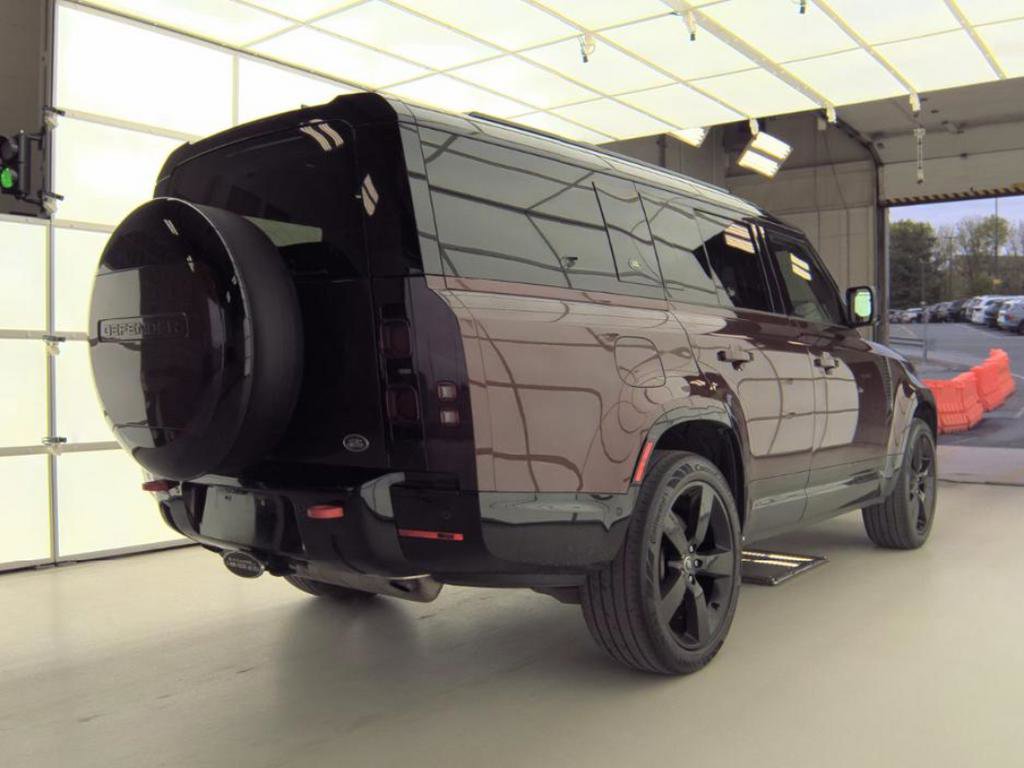 Used 2023 Land Rover Defender 130 X-Dynamic SE AWD/4WD image 2
