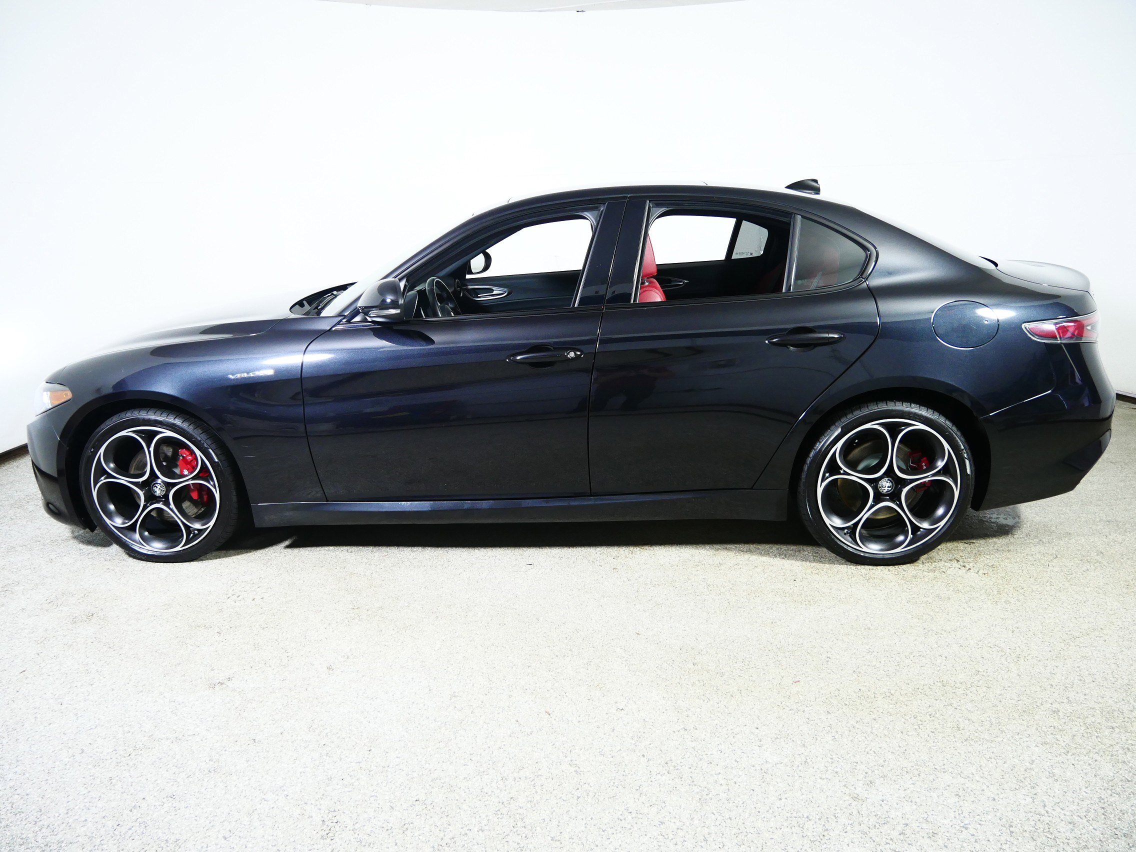 Used 2024 Alfa Romeo Giulia Veloce image 4