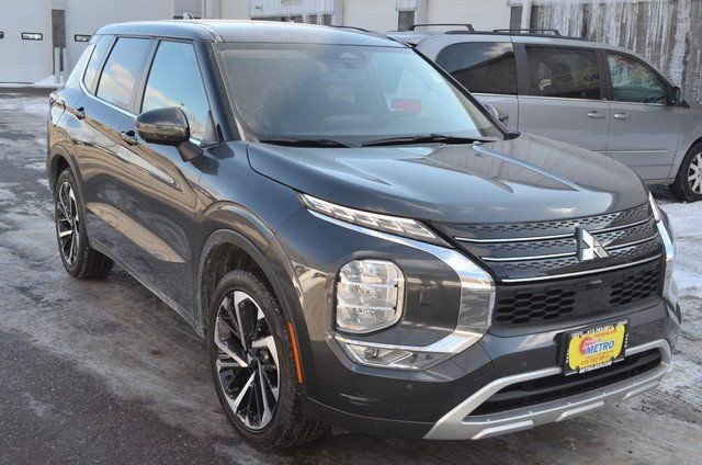 Used 2024 Mitsubishi Outlander SE image 2
