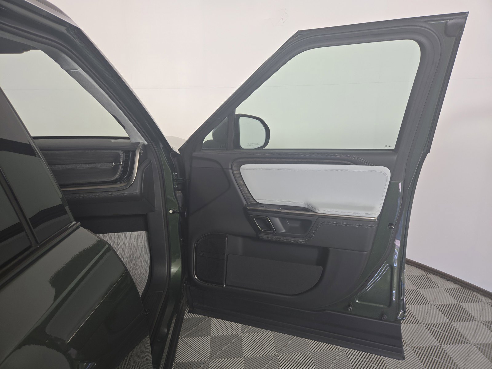 Used 2023 Rivian R1S Adventure AWD/4WD image 17
