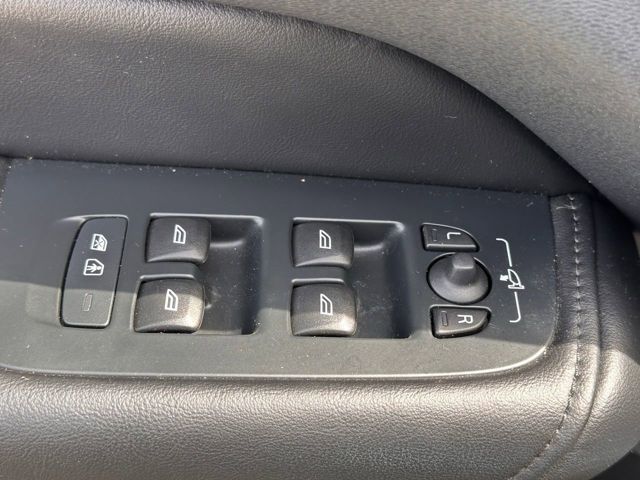 Used 2025 Volvo XC60 B5 Plus image 24