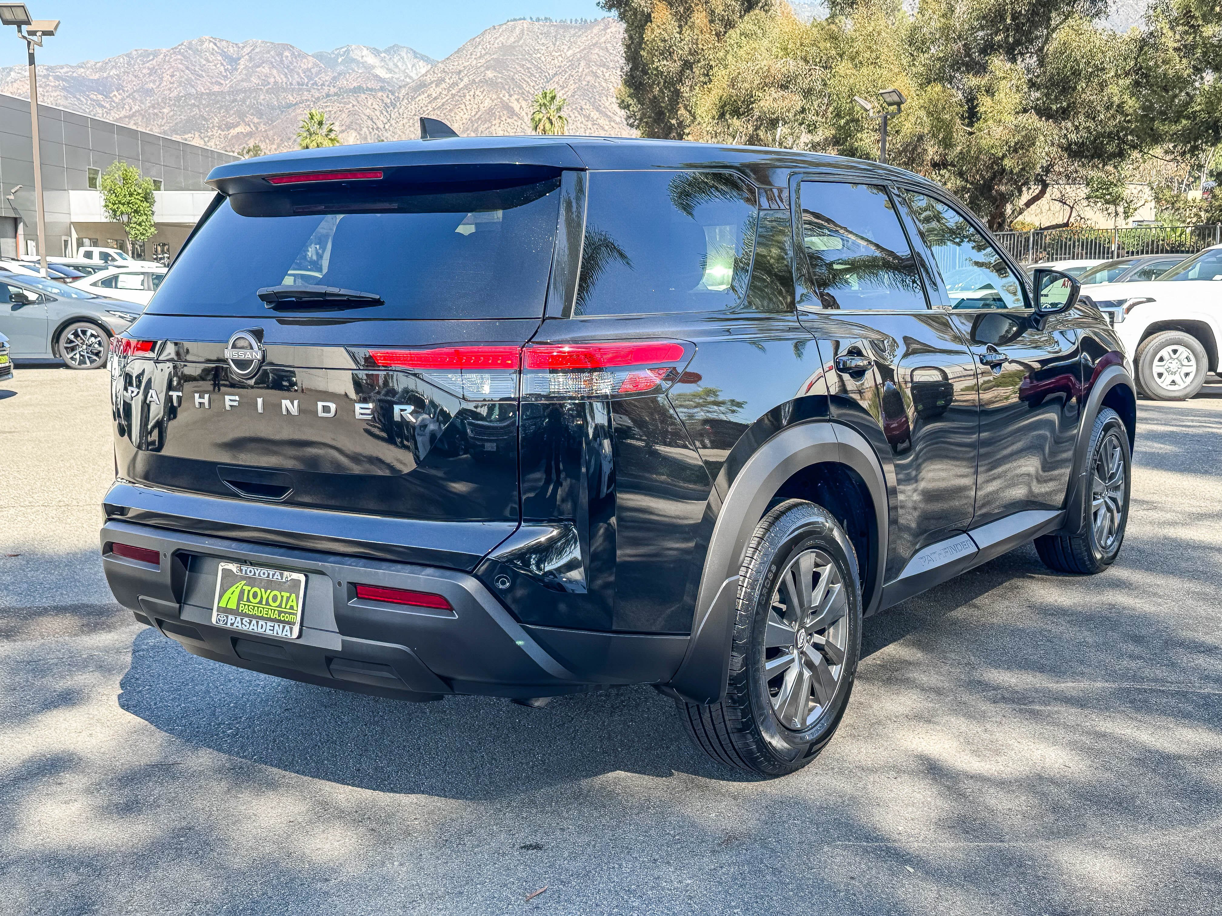 Used 2024 Nissan Pathfinder S FWD image 6